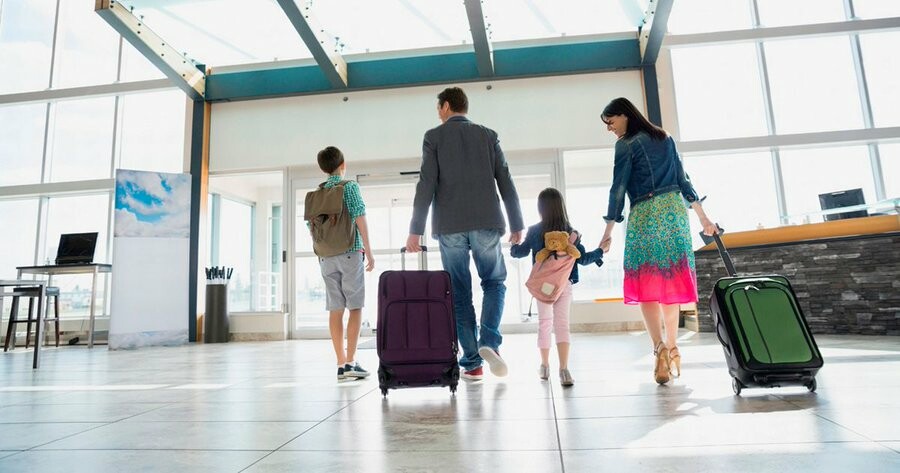 قواعد جديدة للأطفال عند بوابات جواز السفر في المطارات البريطانية.. تعرف عليها 