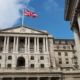 ضربة موجعة للمقترضين.. بنك إنجلترا يرفع أسعار الفائدة لنسبة غير متوقعة! 