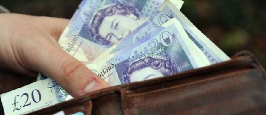 ربع الأسر في المملكة المتحدة تنفق المال المخصص لشراء الضروريات قبل انتهاء الشهر 