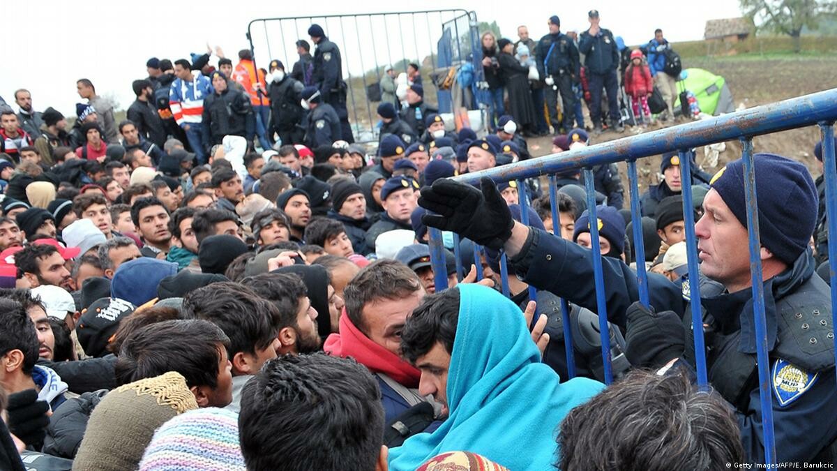 بعد التعهد بحل أزمتهم.. 160 ألف لاجئ ينتظرون معالجة طلباتهم في بريطانيا! 