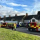 شاحنة بضائع ثقيلة تنحرف عن الطريق وتصطدم بعدد من المنازل في بريطانيا 