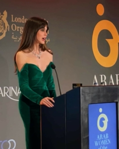 تتويج عارضة الأزياء اللبنانية نور عريضة بجائزة المرأة العربية في لندن 