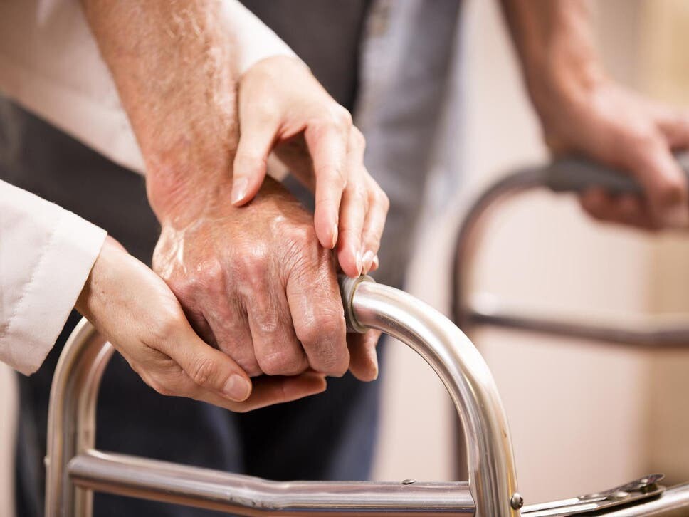 ثقة البريطانيين في دور رعاية المسنين تتراجع بشكل كبير فما الأسباب؟ 