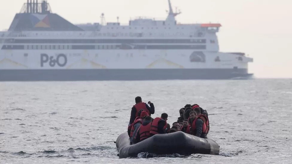ما مصير اللاجئين الذين يصلون عبر البحر إلى بريطانيا؟ 