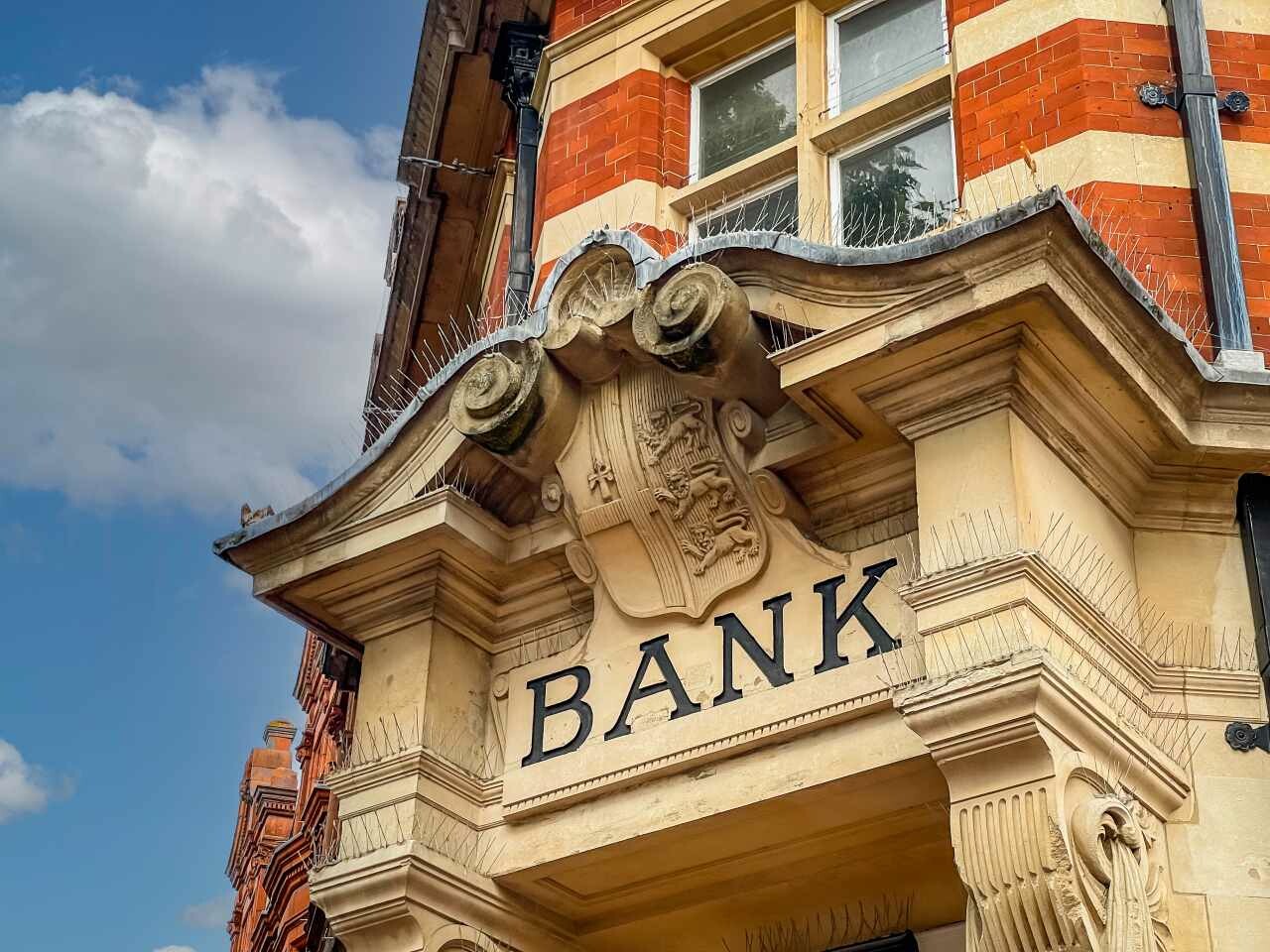 بنك رئيسي سيغلق 15 فرعًا له هذا العام في بريطانيا.. تعرف عليها! 