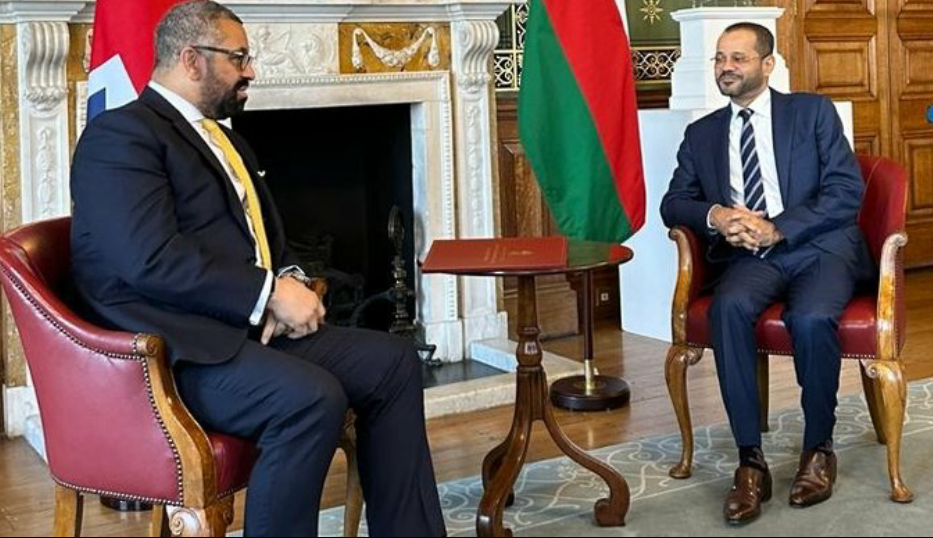 سلطنة عمان وبريطانيا تبحثان المستجدات الإقليمية والدولية 
