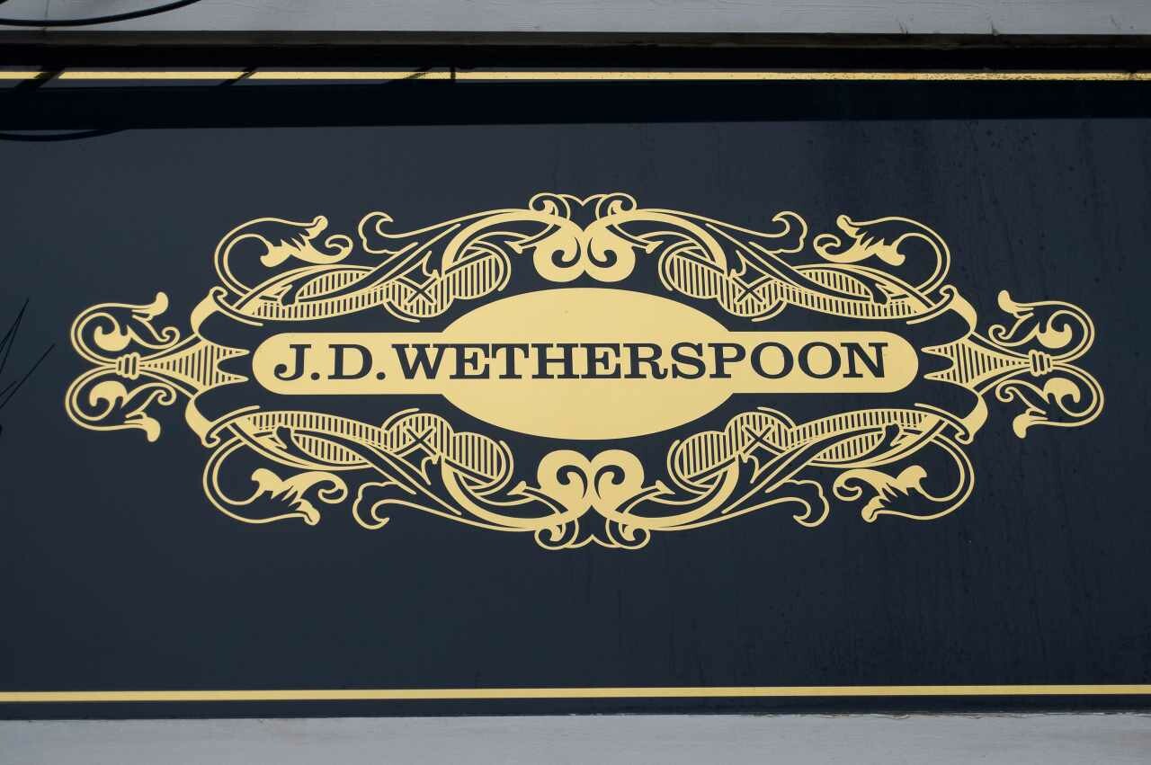 القائمة الكاملة لسلسلة متاجر Wetherspoons التي أغلقت أبوابها في بريطانيا 