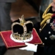 كم يبلغ سعر تاج الملك تشارلز؟ وماهي أهم المجوهرات التي كان يرتديها؟ 