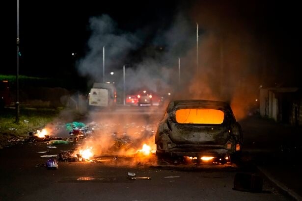 اشتباكات عنيفة بين بريطانيين غاضبين وقوات الشرطة في ويلز.. ماذا يحدث هناك؟ 