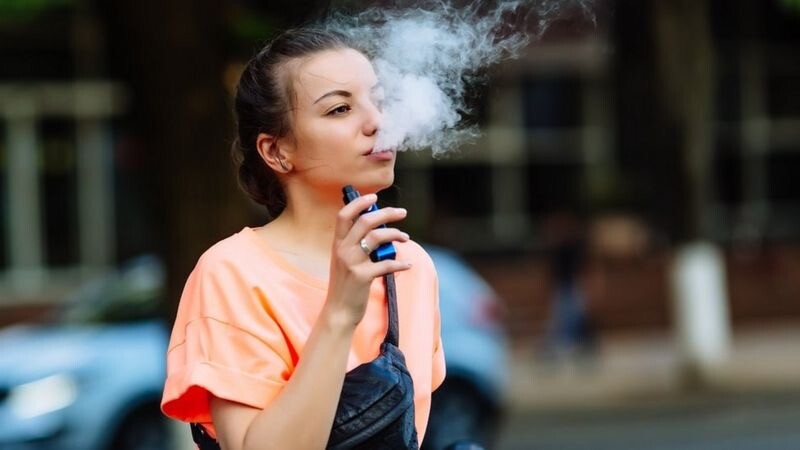 الحكومة البريطانية تطلق حملة جديدة لمنع الأطفال والمراهقين من استخدام السجائر الإلكترونية 