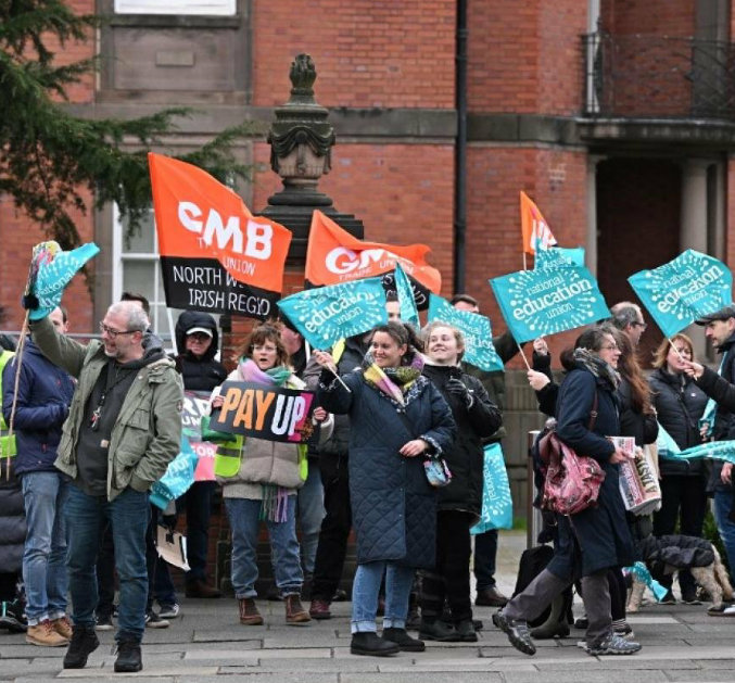 المعلمون في بريطانيا يشاركون في موجة إضراب جديدة  