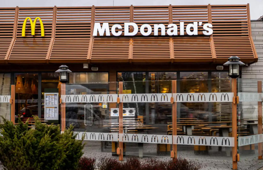 "ماكدونالدز" عملاق الوجبات السريعة في بريطانيا يضيف إلى قائمته نكهات جديدة 