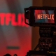 Netflix تحظر مشاركة حساباتها مجاناً خارج المنازل في بريطانيا! 