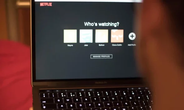 "Netflix" تبدأ حملتها لمكافحة مشاركة كلمة المرور في بريطانيا 