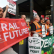 عمال السكك الحديدية يواصلون إضرابهم ويعطلون الخدمات في بريطانيا 