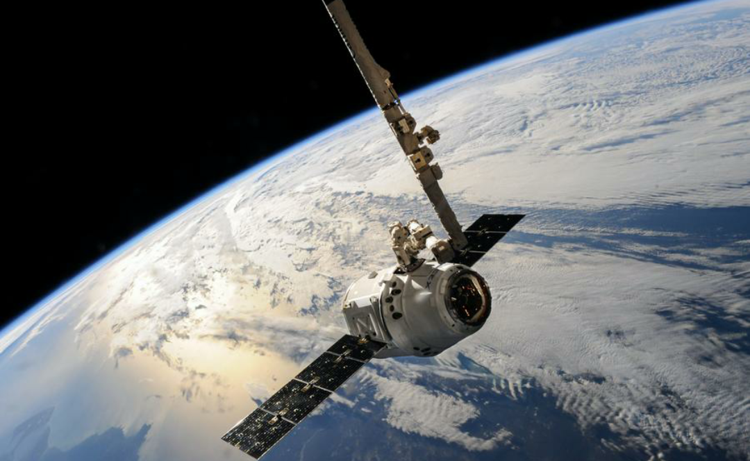 الإمارات تطلق القمر الصناعي "فاي التجريبي".. مع ابتكارين سيتم اختبارهما لأول مرة في الفضاء 