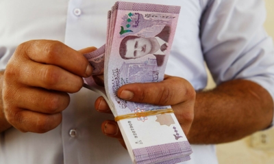 سوريا: الدولار يتجاوز حاجز 10 آلاف ليرة سورية.. ومقارنة صادمة للأسعار قبل الحرب وبعدها! 