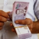 سوريا: الدولار يتجاوز حاجز 10 آلاف ليرة سورية.. ومقارنة صادمة للأسعار قبل الحرب وبعدها! 