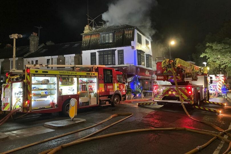 حريق يدمر مطعماً وبناية سكنية في جنوب غرب لندن 