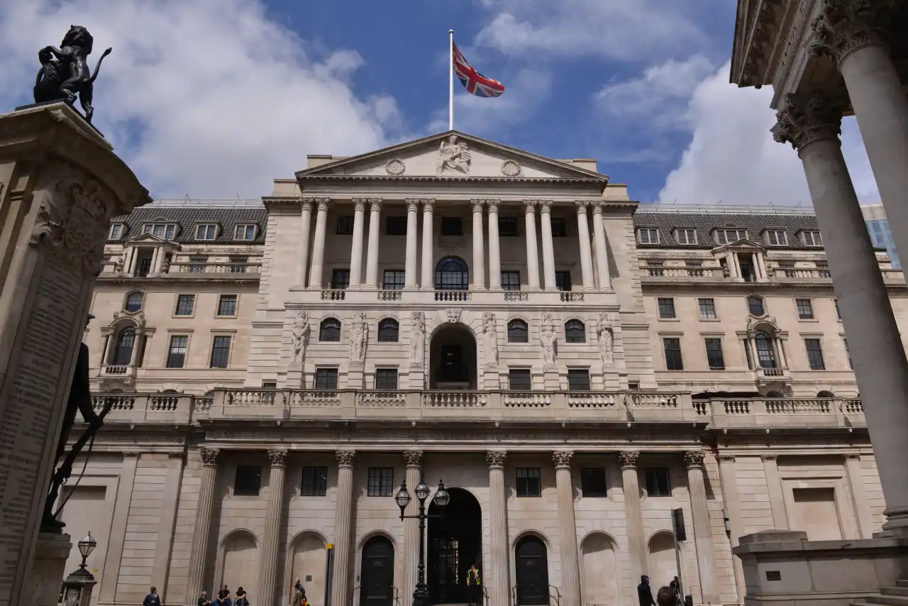 بنك إنجلترا يستعد لرفع أسعار الفائدة مرة أخرى.. ماذا يعني ذلك لك؟ 
