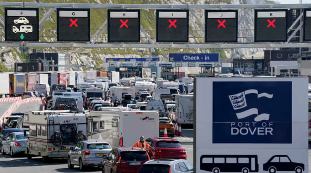 ميناء دوفر في بريطانيا يحذر من الانتظار الطويل للركاب في نهاية الأسبوع 