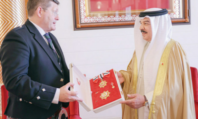 ملك البحرين يستقبل سفير المملكة المتحدة ويمنحه وسام من الدرجة الأولى 
