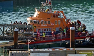 قوارب النجاة تنقذ 17 مهاجر من مياه القناة الإنجليزية 
