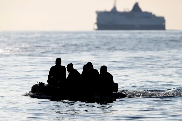 ستة قتلى وعشرات المفقودين بعد غرق قارب يحمل مهاجرين في القناة الإنجليزية 