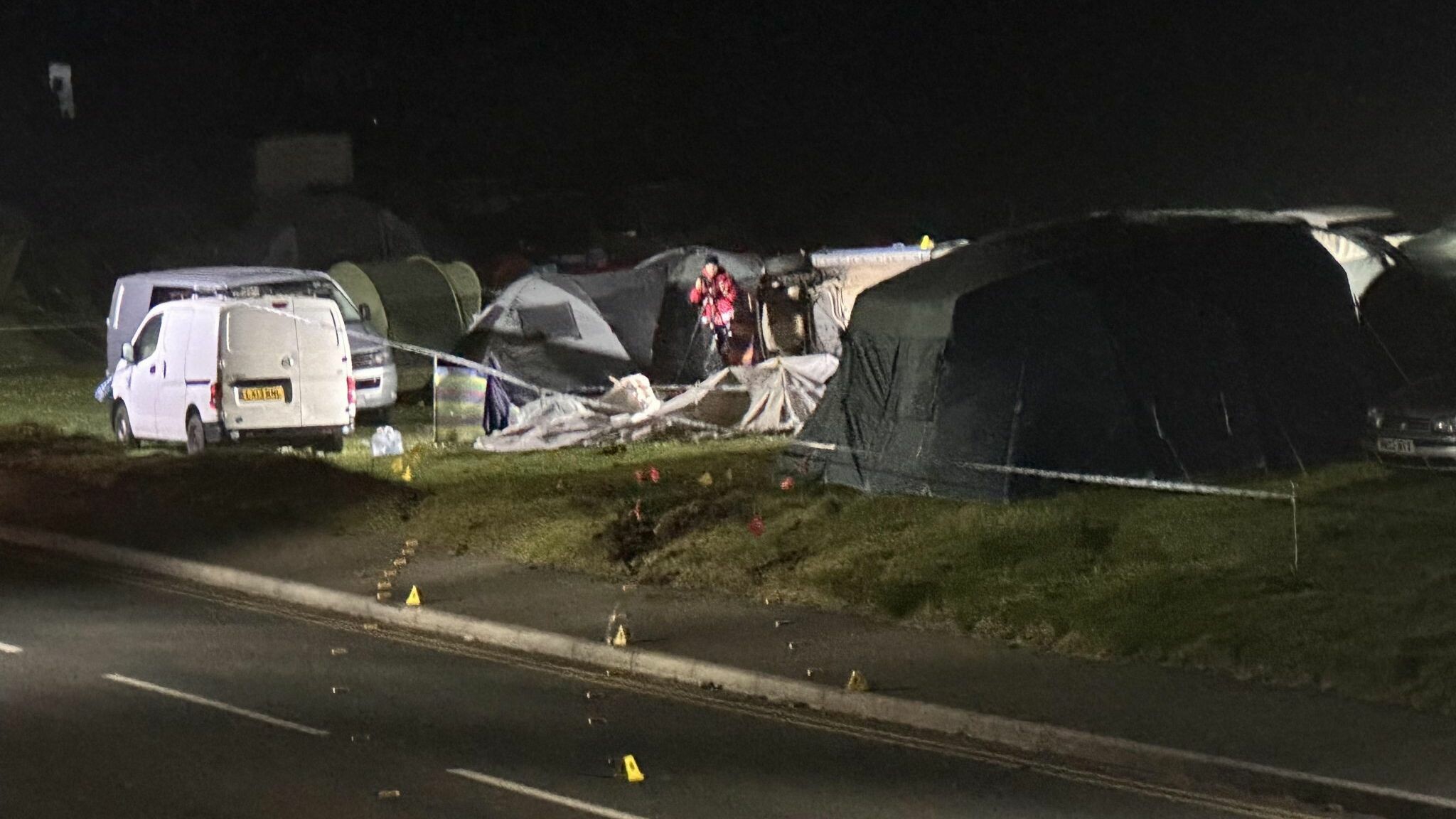 سيارة تصطدم بمخيم في بيمبروكشاير وتصيب سبعة أشخاص 