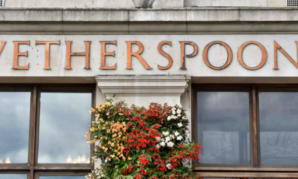 سلسلة حانات "WETHERSPOONS" تواجه خطر الإغلاق وبعضها معروض للبيع.. إليكم القائمة  