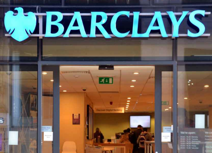 "باركليز" أكبر البنوك في بريطانيا سيغلق عدة فروع.. هل أحدها قريب من منطقتك؟ 