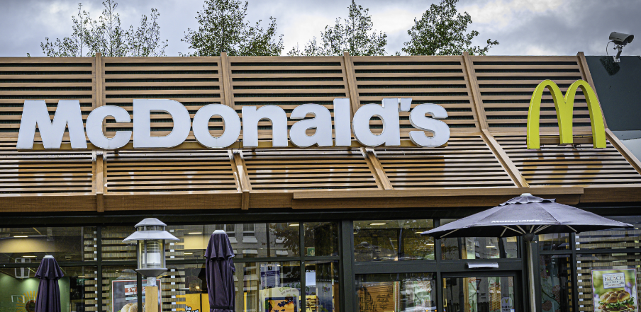 مطاعم "ماكدونالدز" تخفض أسعار الوجبات المفضلة للزبائن في بريطانيا  