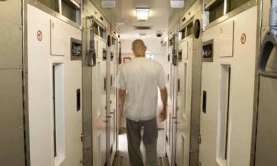إجبار السجناء في بريطانيا على ارتداء أجهزة تتبع تراقب تحركاتهم بعد خروجهم من السجن 