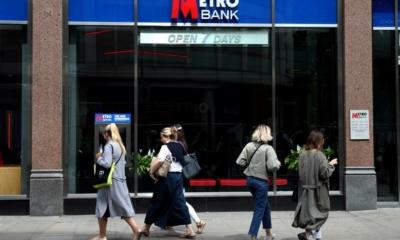 البنوك البريطانية تعيد الموظفين إلى العمل من المكاتب بشروط أكثر صرامة 