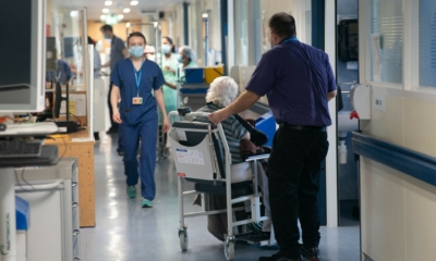 هجرة أطباء المملكة المتحدة: أزمة جديدة تهدد نظام الرعاية الصحية البريطاني 