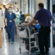 هجرة أطباء المملكة المتحدة: أزمة جديدة تهدد نظام الرعاية الصحية البريطاني 