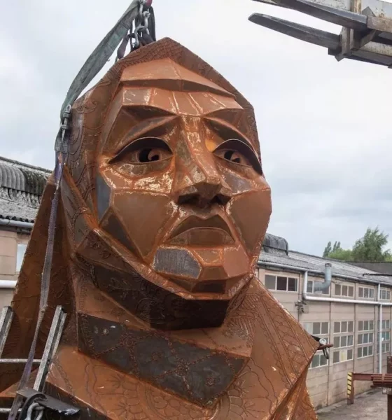 تمثال ضخم تكريماً للنساء المحجبات يثير الجدل في بريطانيا! 