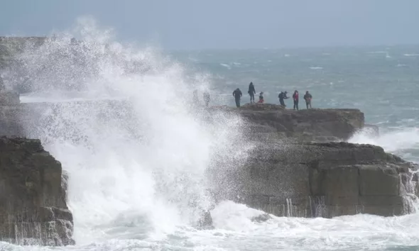 عاصفة أغنيس تضرب المملكة المتحدة: رياح قوية تهدد سلامة المواطنين 