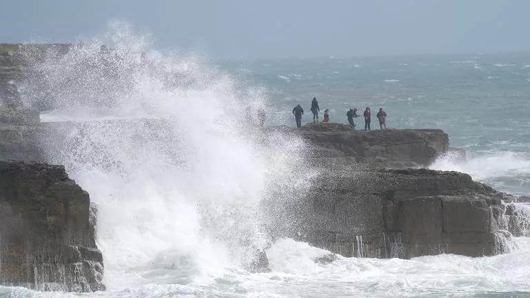 عاصفة أغنيس تضرب المملكة المتحدة: رياح قوية تهدد سلامة المواطنين 
