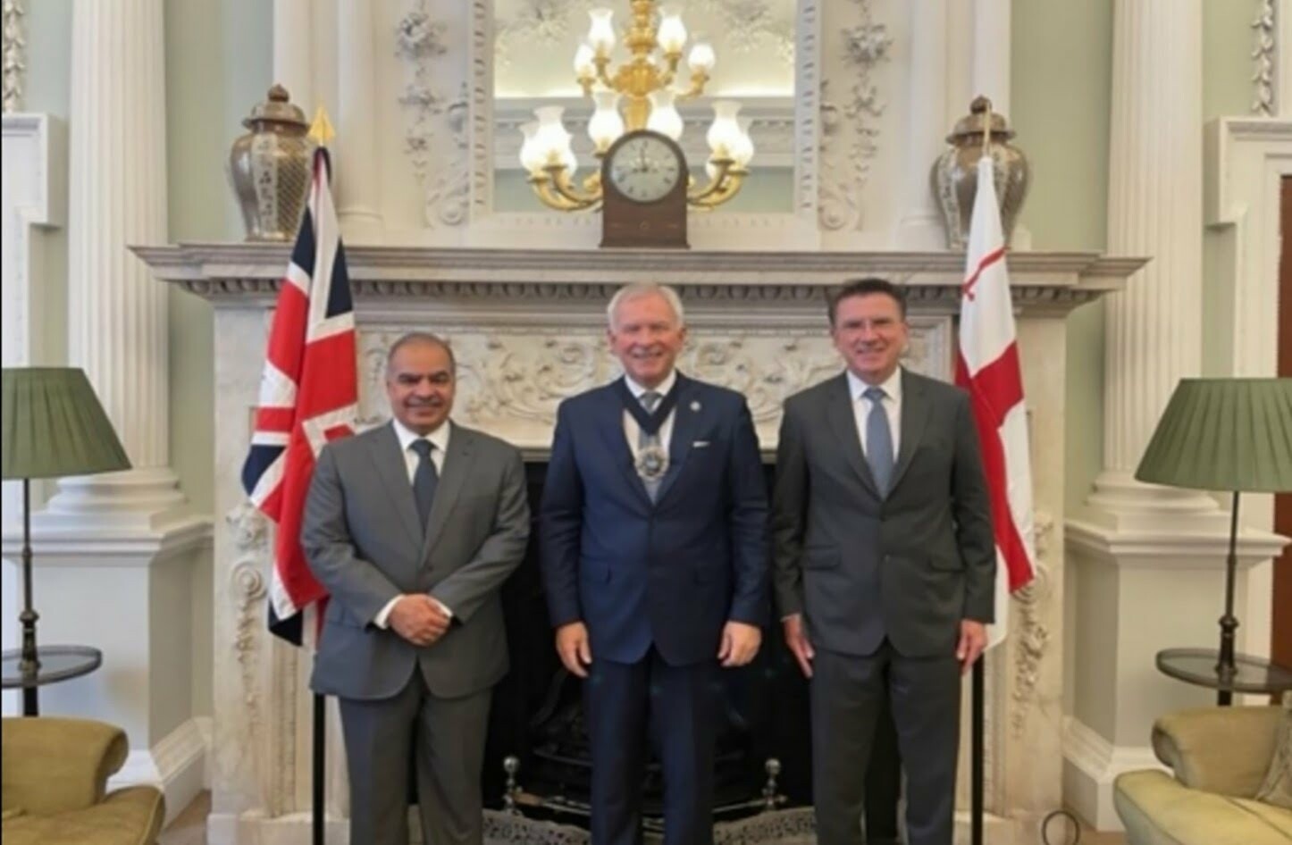 سفير البحرين في المملكة المتحدة يلتقي عمدة الحي المالي لمدينة لندن 