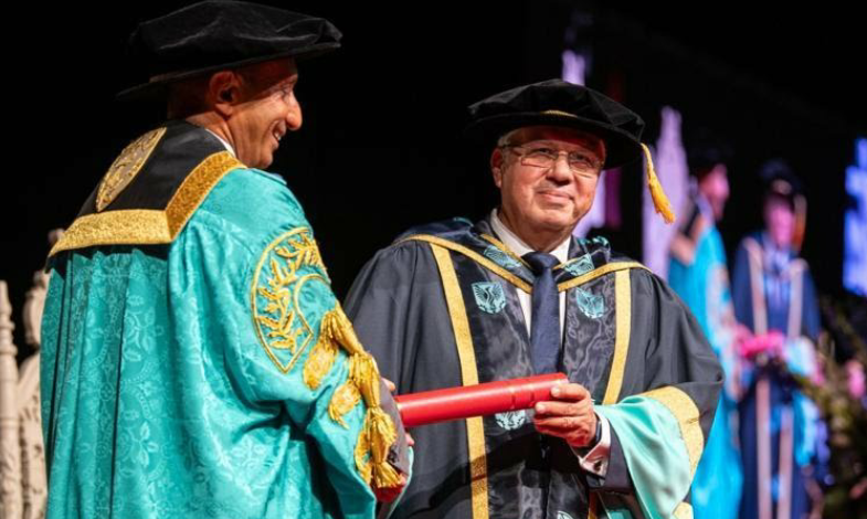جامعة إيست لندن تكرم وزير التعليم العالي في مصر وتمنحه درجة الدكتوراه الفخرية 