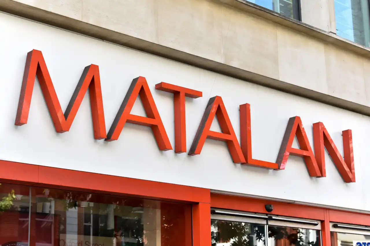 سلسلة أزياء "ماتالان" في بريطانيا تطلق تخفيضات قبل إغلاق متجرها 