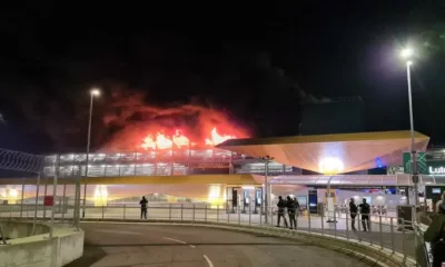 المملكة المتحدة: حريق في مطار لوتون يلتهم موقف سيارات 
