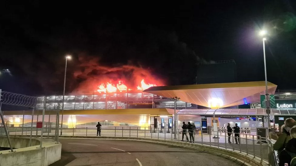 المملكة المتحدة: حريق في مطار لوتون يلتهم موقف سيارات 