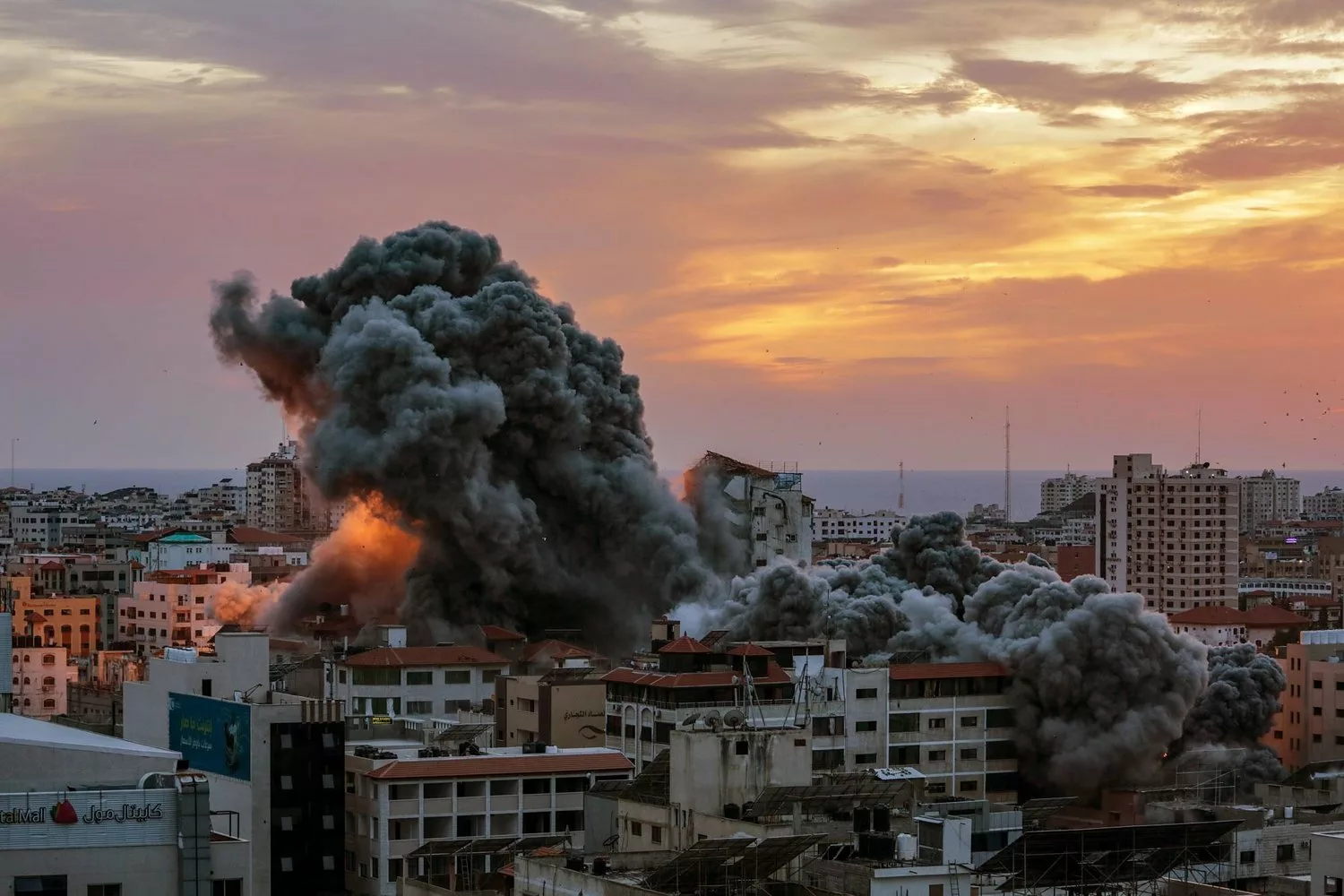 محامون بريطانيون يدعون لوقف إطلاق النار وحماية المدنيين في غزة 