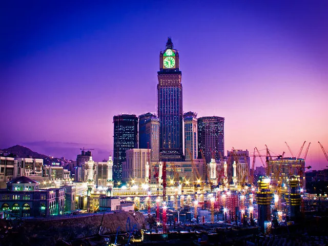 برج ساعة مكة: البناء والفنادق وأهميته في اقتصاد السعودية 
