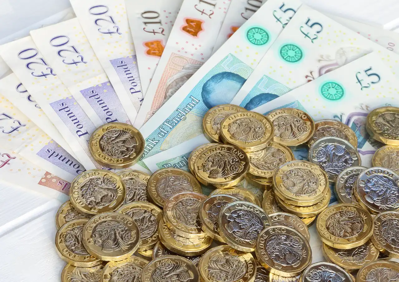 بريطانيا: 300 جنيه إسترليني دفعة نقدية لتكاليف المعيشة 