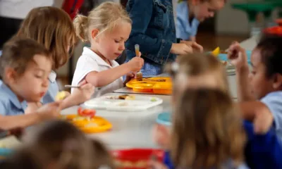 بريطانيا: وجبات مدرسية مجانية خلال فترة عيد الميلاد 