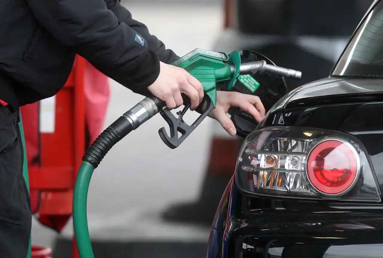 بريطانيا: أسعار البنزين تنخفض لأدنى مستوى لها منذ عامين 