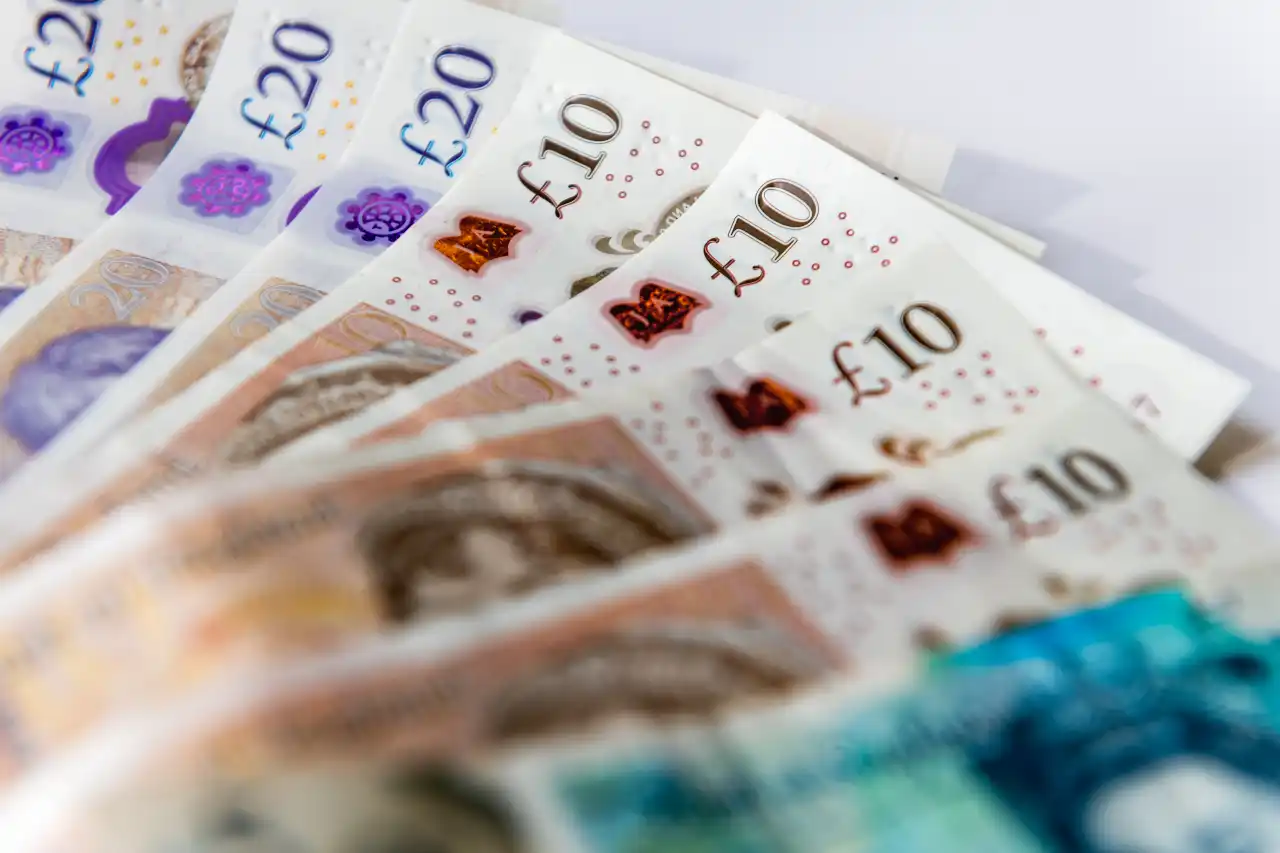 بريطانيا: 500 جنيه إسترليني سيتم دفعها مباشرة إلى الحسابات المصرفية 